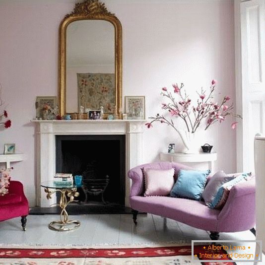 Diseño romántico de la sala de estar en tonos rojos y morados