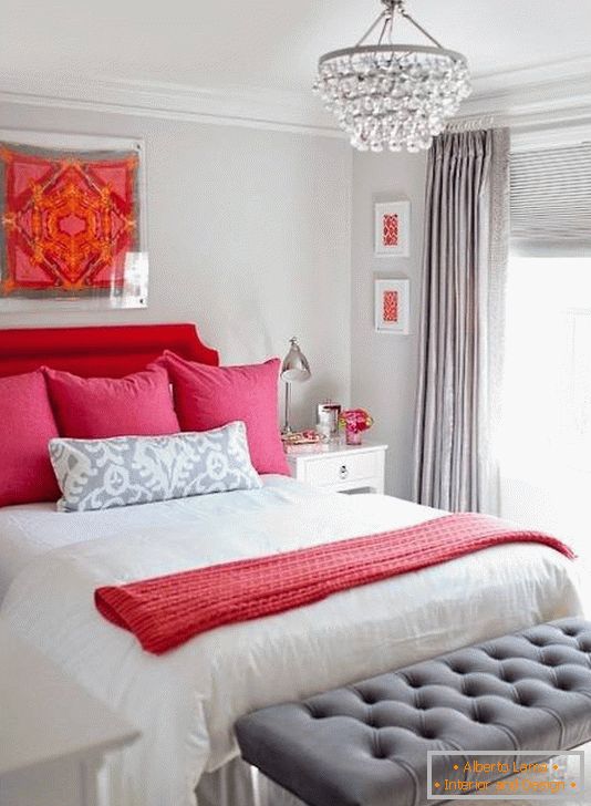 La combinación de rojo, rosa y gris en el dormitorio