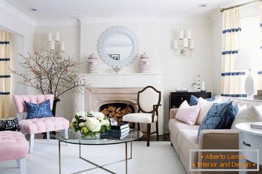 Combinación de rosa y azul en el diseño de la sala de estar