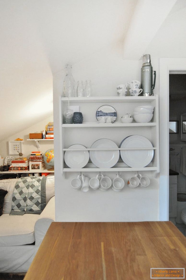 La idea de almacenamiento para un apartamento pequeño. Estante vertical para platos en el departamento