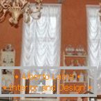 La combinación de cortinas blancas y paredes anaranjadas