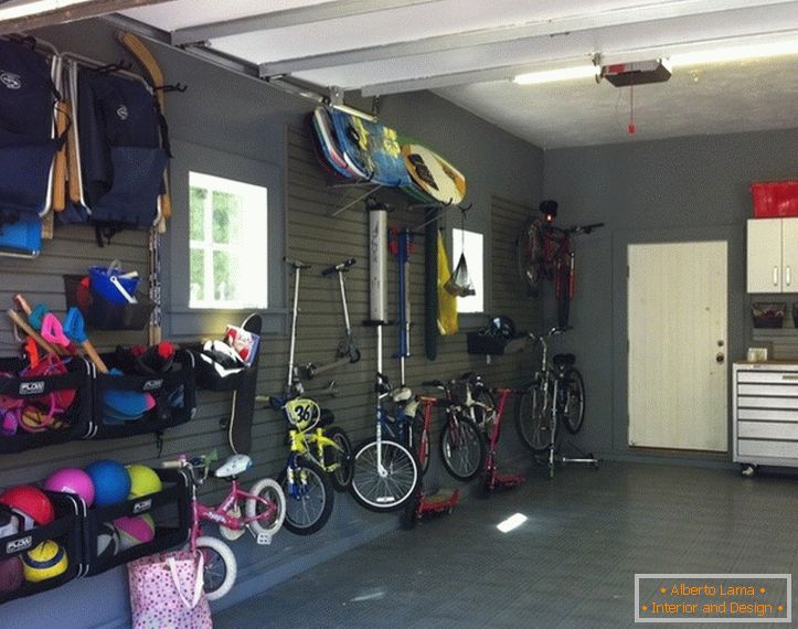 Portadores de bicicleta en la pared en el garaje
