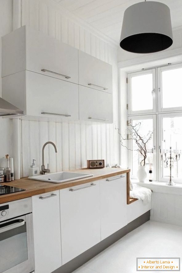 Interior de la cocina en color blanco