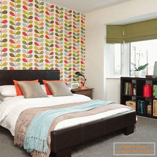 Diseño de dormitorio en un estilo moderno con papel pintado brillante