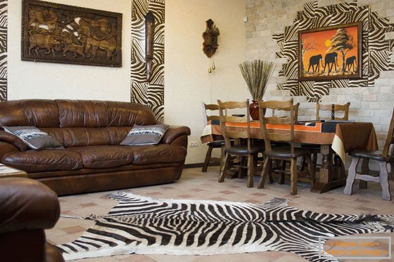 Los muebles de cuero en el interior en el estilo africano