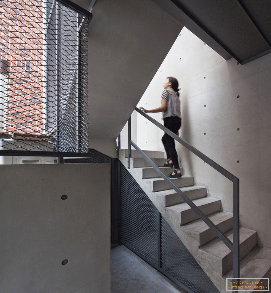 Arquitectura en una pequeña plaza: una escalera - фото 2