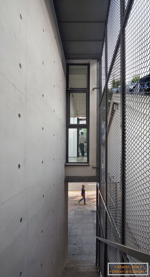 Arquitectura en una pequeña plaza: un tramo de escaleras