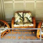 Hermosos sillones y un sofá de bambú