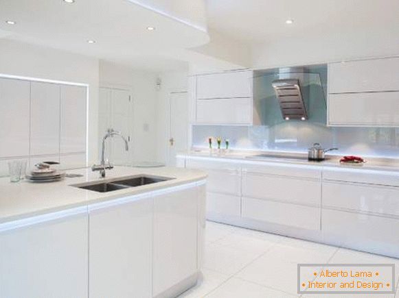 Diseño de cocina blanca brillante - foto con retroiluminación LED