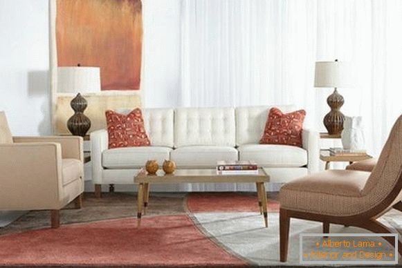 Sofá blanco y sillones color beige en el pasillo