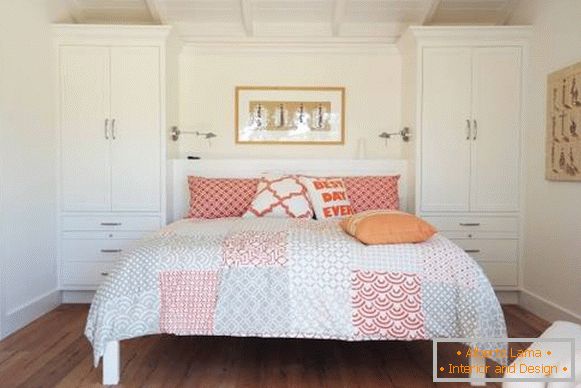 Muebles de dormitorio blanco con decoración en rojo y beige