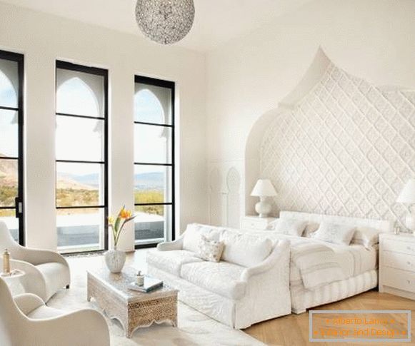Interior de la habitación blanca en estilo marroquí