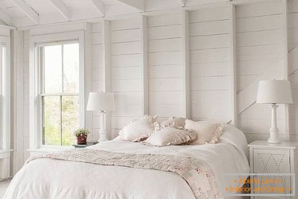 Dormitorio blanco del país en el interior photo