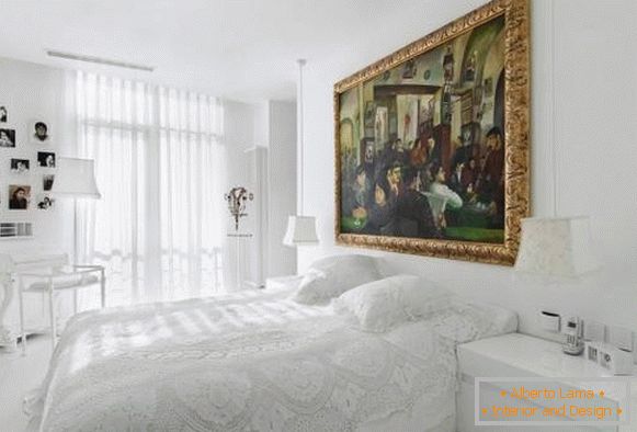 Deslumbrante dormitorio blanco en un estilo mixto