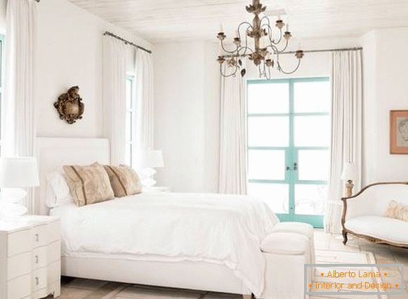 Habitación elegante en tonos blancos