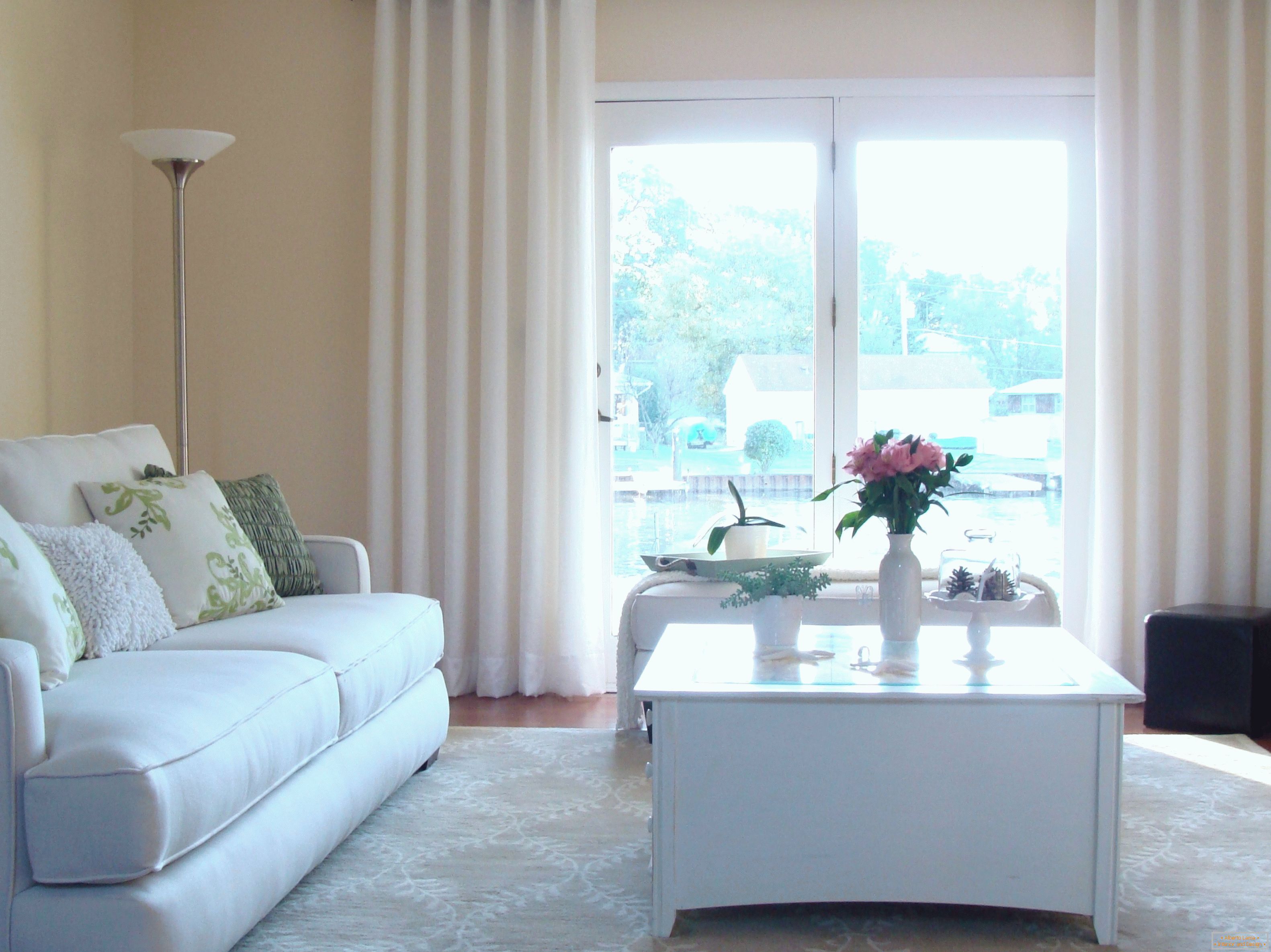 Sala de estar de decoración simple con cortinas blancas
