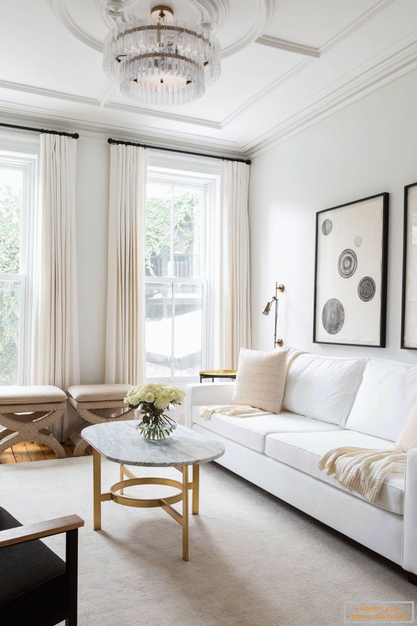 Sala de estar en estilo clásico y colores blancos