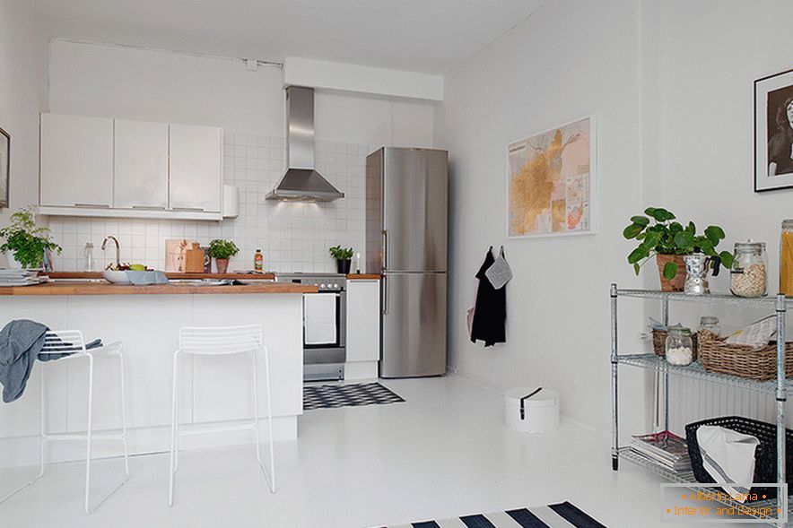 Interior de una cocina blanca compacta