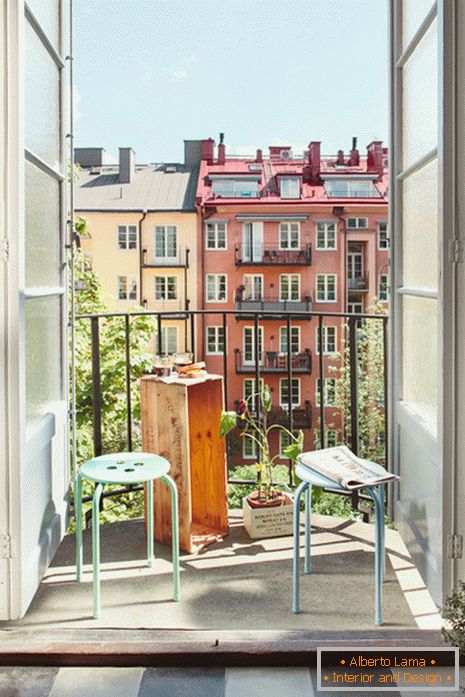 Pequeño balcón con vistas a la ciudad