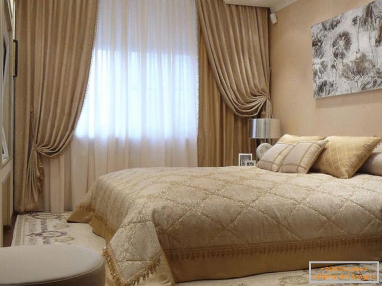 qué tipo de cortinas-conveniente-para-dormitorio-con-beige-wallpaper-2-1024x768