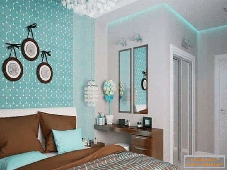 Papel pintado de color turquesa en el dormitorio