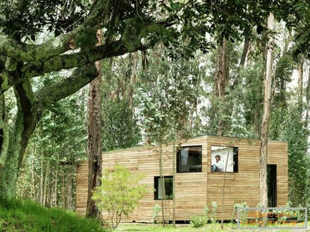 Pequeña casa ecuatoriana en un hermoso bosque