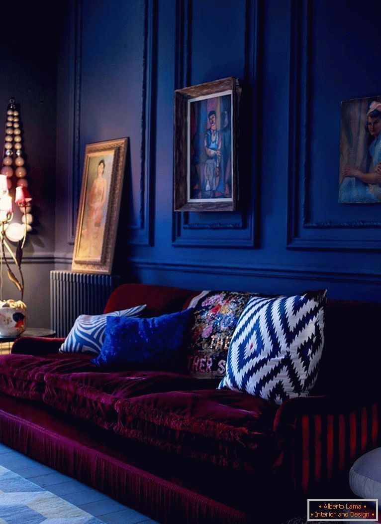 El sofá Borgoña sobre un fondo de paredes azul oscuro