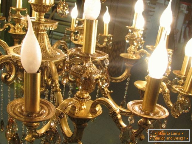 La grandeza real de los candelabros de bronce