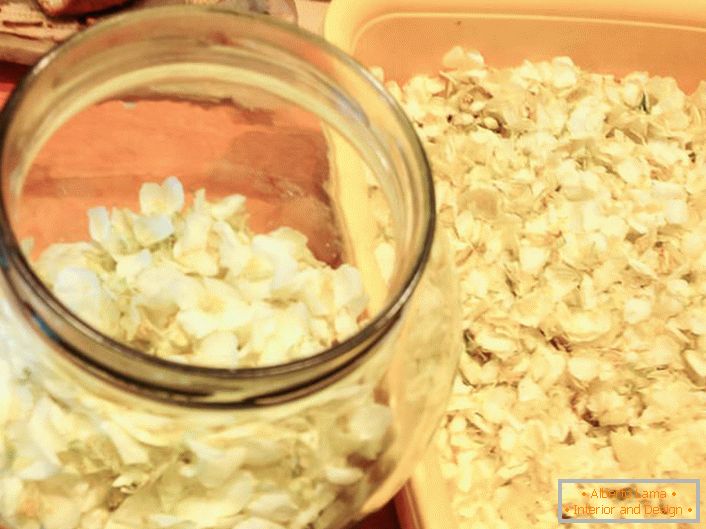 Para la preparación del jarabe de jazmín, recolectamos solo los pétalos blancos y, sin dejarlos secar, agregamos las capas vertiendo el azúcar.