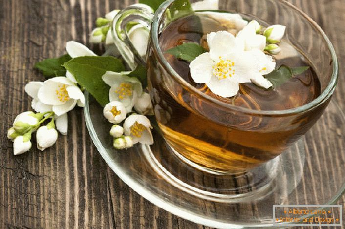 La historia de la popularidad del té con jazmín está asociada con los curanderos chinos que afirmaron que el jazmín tiene las propiedades de un afrodisíaco, lo que ayuda a las mujeres a ser deseables. 
