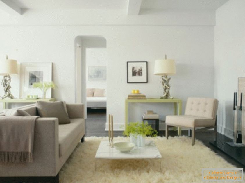 Diseño interior de la habitación en tonos beige neutros
