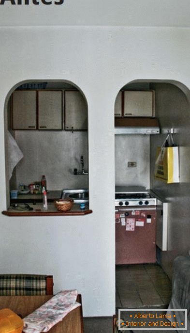 La cocina antes de la renovación está separada de la sala de estar por un arco