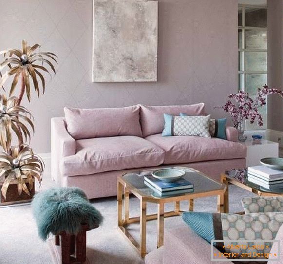 Diseño de la sala de estar en tonos rosas claros y azules