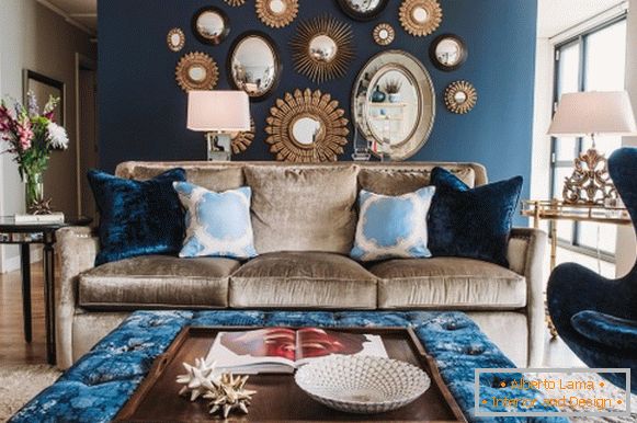 Pared azul y muebles tapizados en la sala de estar