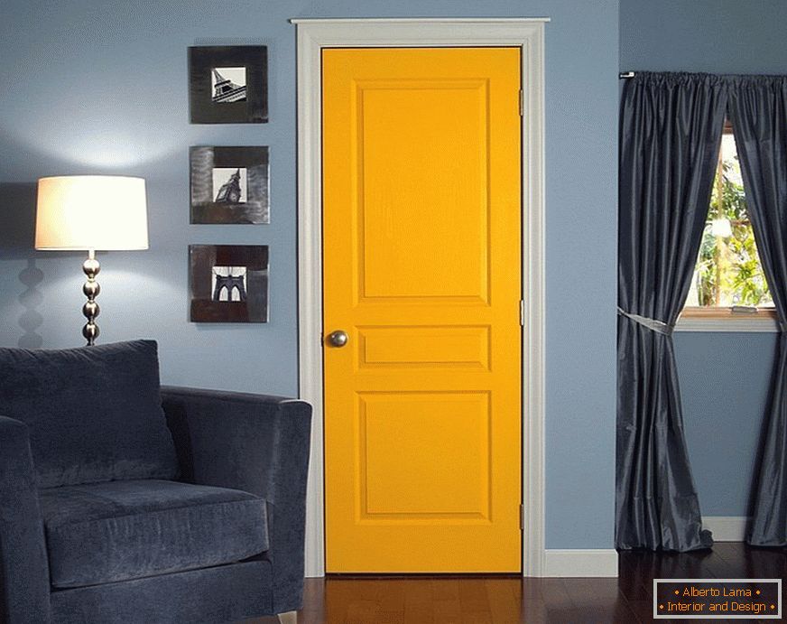 Paredes azules y puerta amarilla
