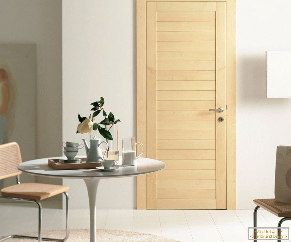 Interior claro con una puerta de madera clara