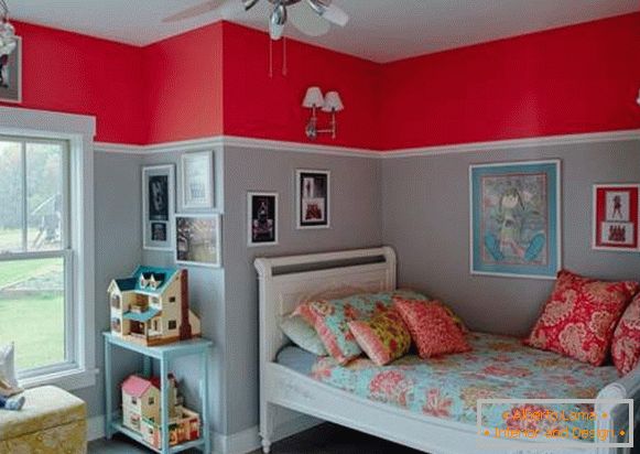 La combinación de colores rojo y azul en el interior de la habitación de los niños