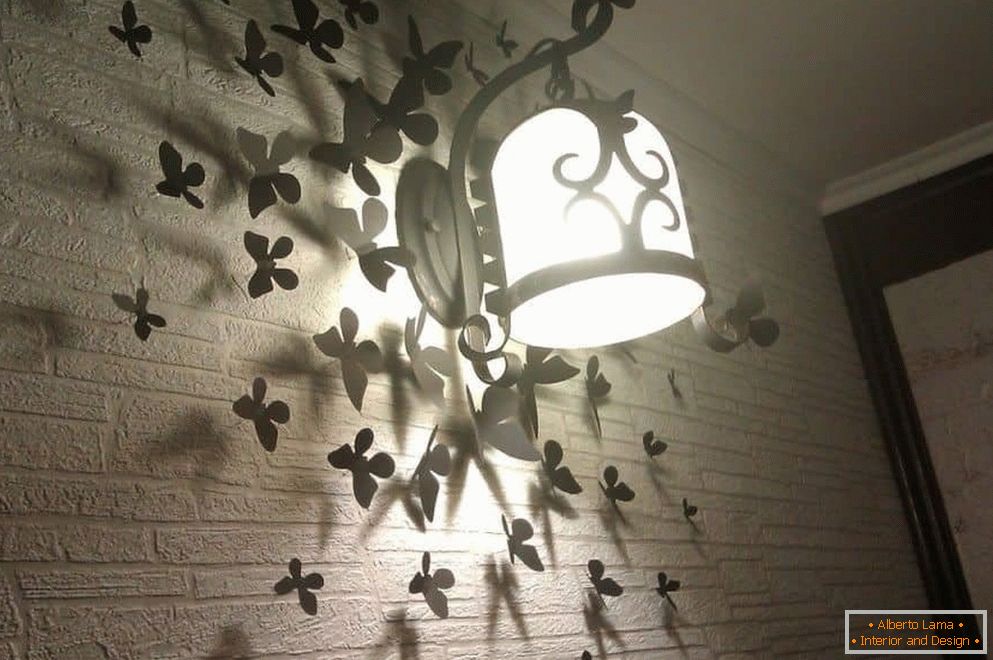 Mariposas en la pared con una lámpara