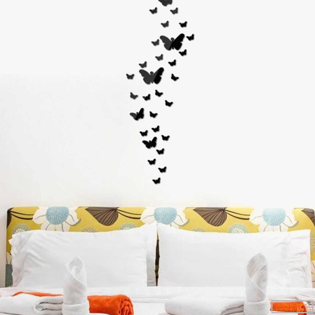 Mariposas de película de vinilo sobre la cama