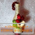 Botella con decoración de frutas y jarras