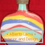 La combinación de capas de sal coloreada en la botella