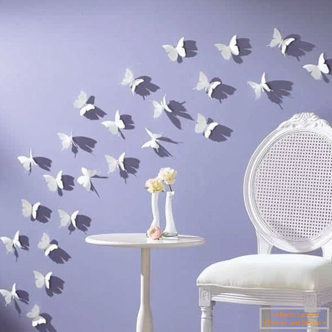 Mariposas blancas en la pared