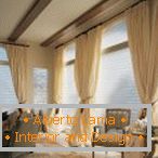 Cortinas y persianas en las ventanas de la sala de estar