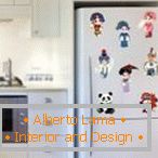 Personajes de dibujos animados en el refrigerador
