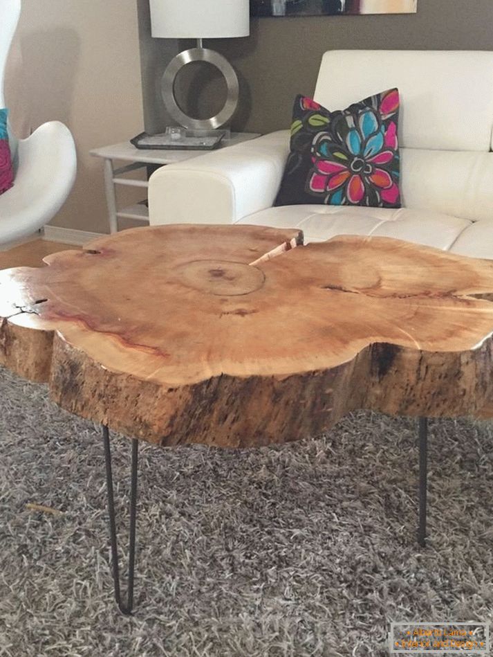 Mesa de centro grande hecha de madera natural