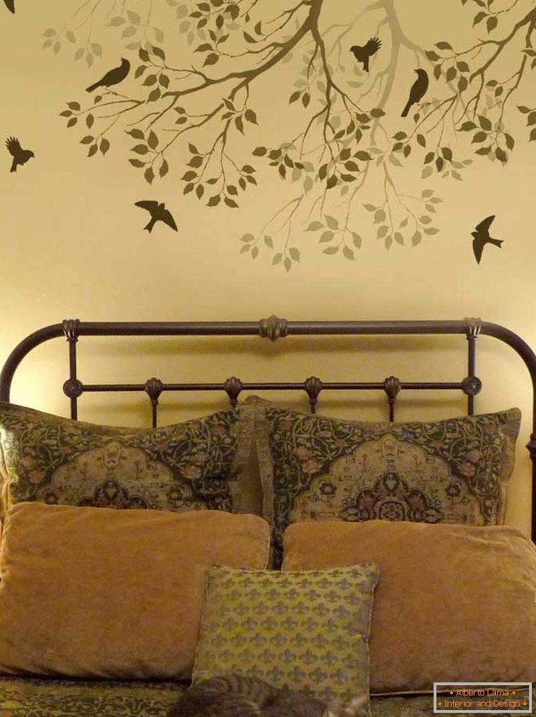 Árbol con pájaros sobre la cama