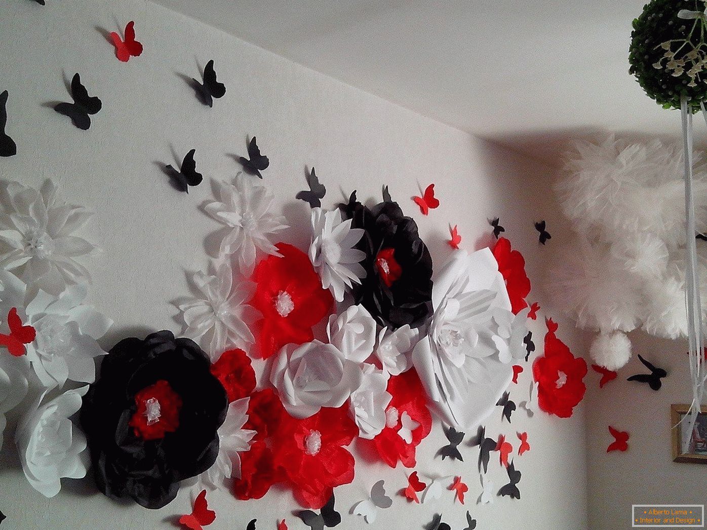 Flores y mariposas en la pared