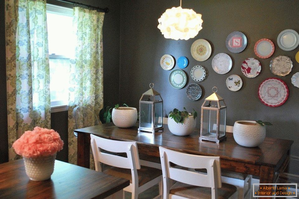 Platos decorativos en la pared en el comedor