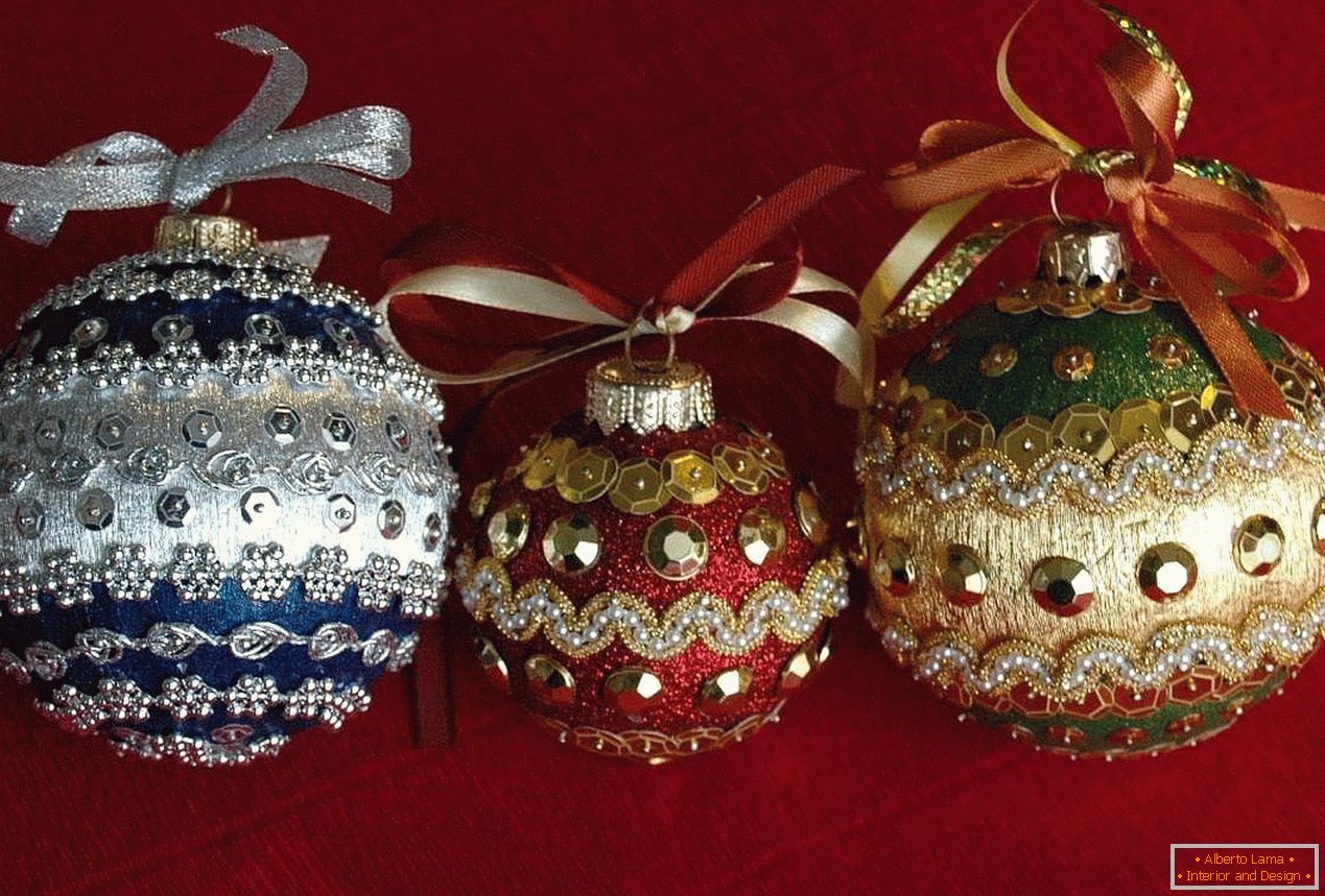 Bolas de Navidad decoradas con abalorios