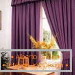 Interior claro con cortinas moradas